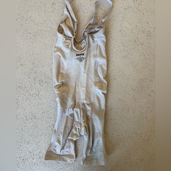 SKIMS SCULPTING BODYSUIT MID THIGH W. OPEN GUSSET | SAND - Picture 3 of 7